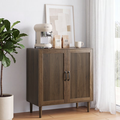 Buffet moderne en bois de 80 cm (31,5 po) avec 2 portes et étagères réglables, design cannelé discret, salle à manger, noyer