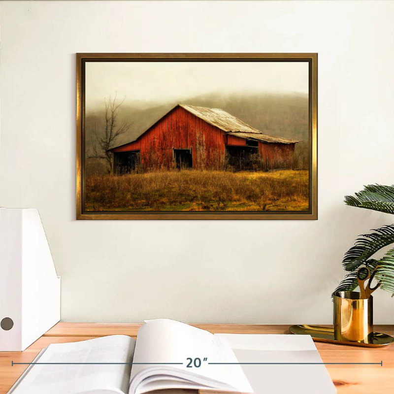 Skylight Barn dans le brouillard, Cadre flottant doré, 13 po x 9 po