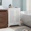 Armoire de rangement élégante en rotin pour salle de bain à deux portes avec cloison réglable pour une utilisation multifonctionnelle dans le salon, la cuisine et la salle de bain, blanc