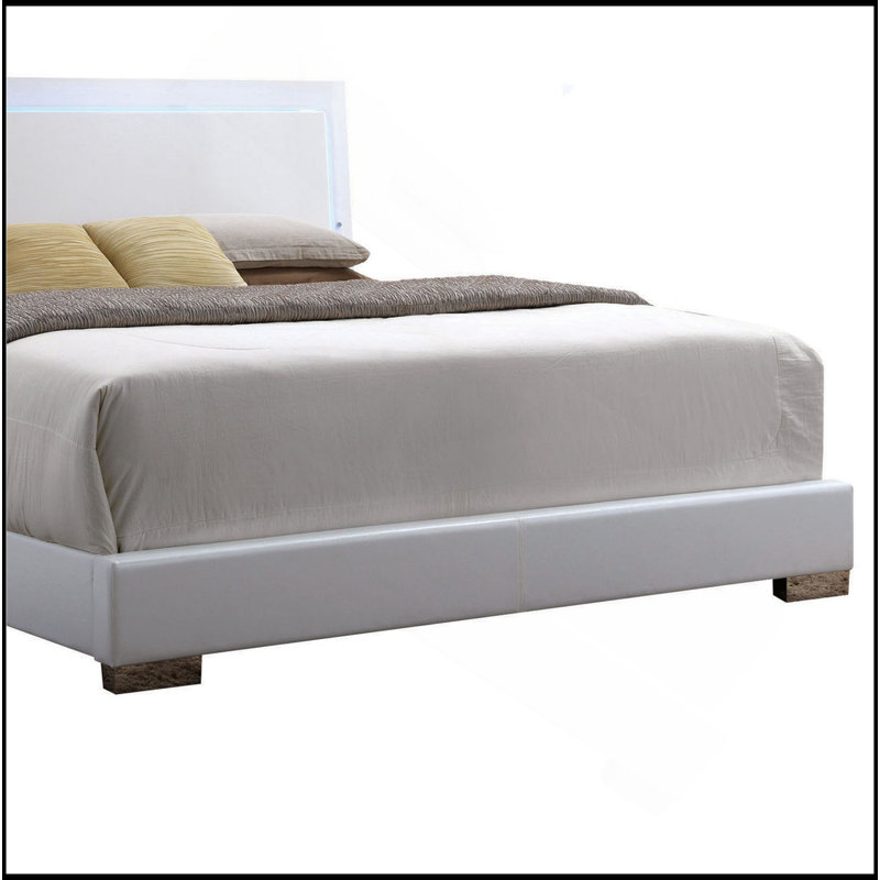 Grand lit blanc avec tête de lit à DEL