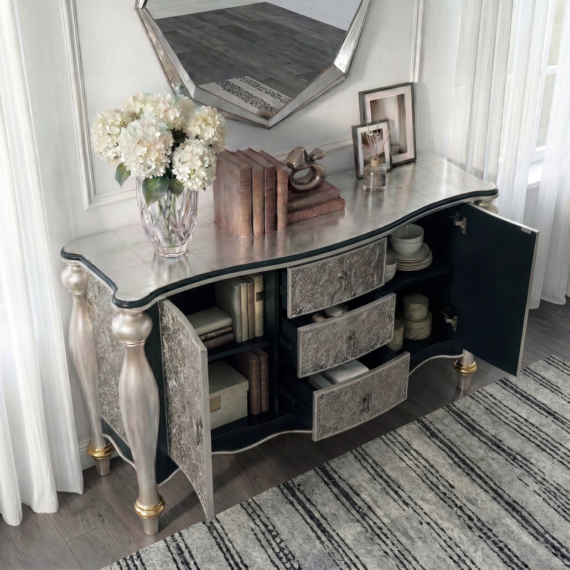 Buffet 56,7 po European Glam avec panneaux floraux sculptés à la main et finition feuille d'argent champagne