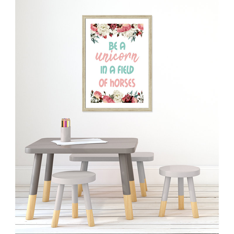 Licorne dans un champ de chevaux, impression sur papier, H 34,5 po x l 24,5 po x P 0,6 po, Cadre plat beige