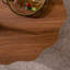 Table basse 31,5 po à bords festonnés - Table centrale autoportante en grain de bois en bois aggloméré noyer, table basse ronde moderne et irrégulière pour le salon / la chambre à coucher (assemblage facile)