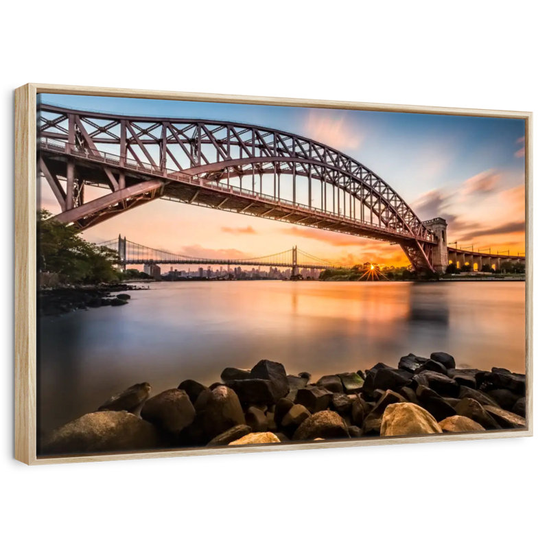 Pont Triboro au coucher du soleil, Cadre flottant en bois naturel, 43 po x 29 po