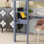 Lit mezzanine simple gris, avec garde-corps et bureau intégré, fabriqué en bois d'hévéa massif pour une chambre de couleur grise, fait pour durer