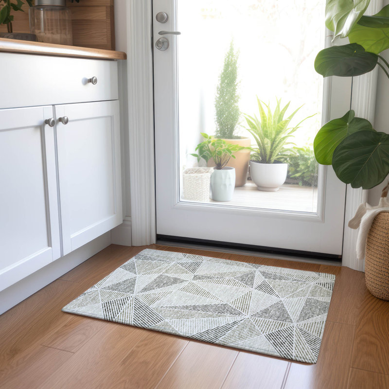 Tapis taupe en polyester tissé à la machine Itzayana, Rectangle 1 pi 8 po x 2 pi 6 po