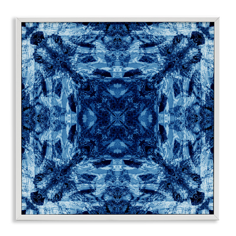 «Blue Tie Dye Symmetry», art de la giclée encadrée par El Perkin, Giclée encadrée blanc bord de mer, H 24 po x l 24 po
