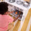 Cuisine de jeu rétro en bois avec machine à glaçons et téléphone pour jouer-15425804