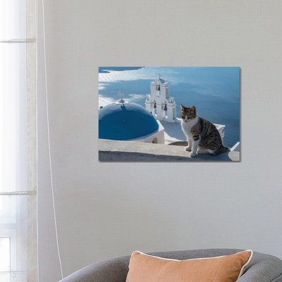 Grèce, Santorini. Chat posé sur le mur au-dessus des trois clochettes emblématiques de Fira par Brenda Tharp - photographie sur toile tendue