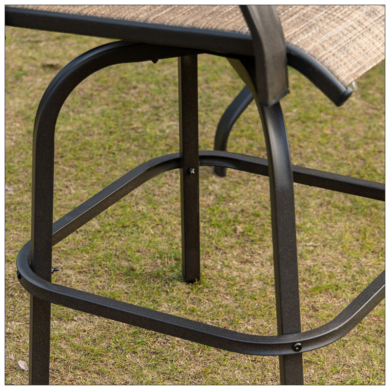 Ensemble de 2 tabourets de bar pivotants d'extérieur avec accoudoirs, chaises de patio à hauteur de bar avec cadre en acier pour balcon, bord de piscine, arrière-cour, brun