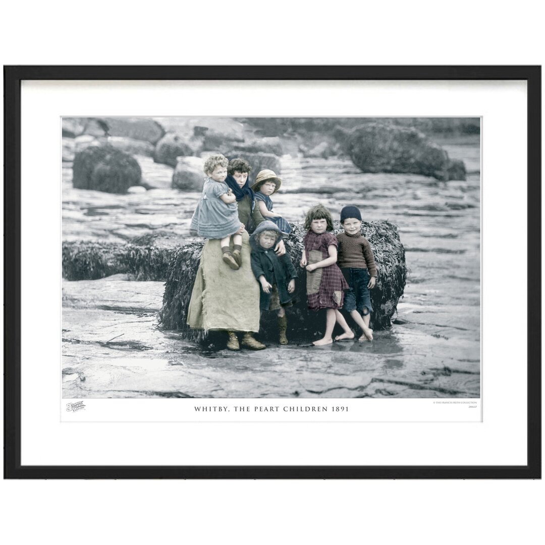 Gerahmtes Papierbild - Fotografie „Whitby, the Peart Children 1891” von Francis Frith