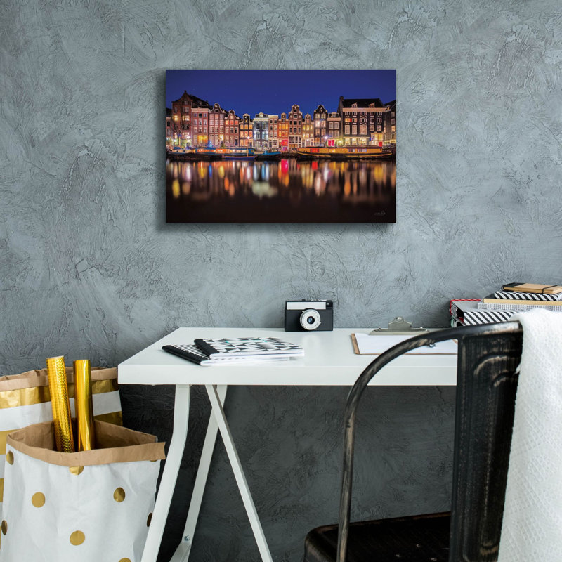 «Building Row Reflections 4» par Martin Podt, estampe numérique sur toile, H 12 po x l 18 po x P 0,75 po