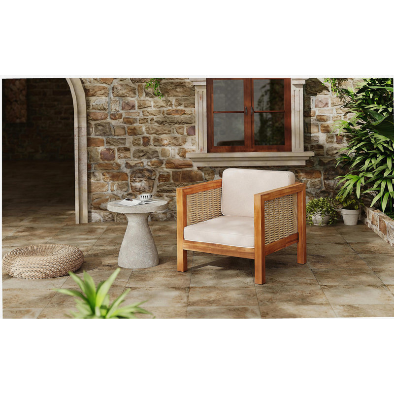 Fauteuil club d'extérieur en bois d'acacia avec accoudoirs en osier et coussins beiges, capacité de 400 lb