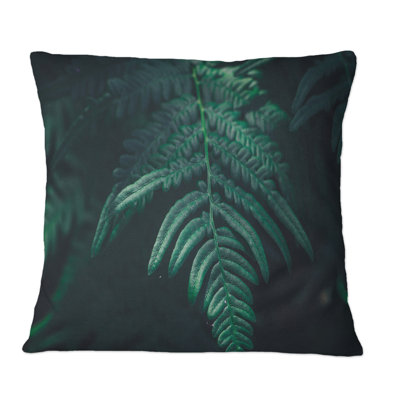 Feuille de fougère vert foncé sur fond noir V - Coussin décoratif imprimé tropical