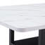 Une table de salle à manger de 71 x 35,4 pouces avec un plateau habilement assemblé par quatre panneaux de fibres à densité moyenne blancs texturés. Le bureau possède une plateforme de rangement de 43,3 x 19,7 po. Très approprié pour les réunions de famille, etc.-129458521