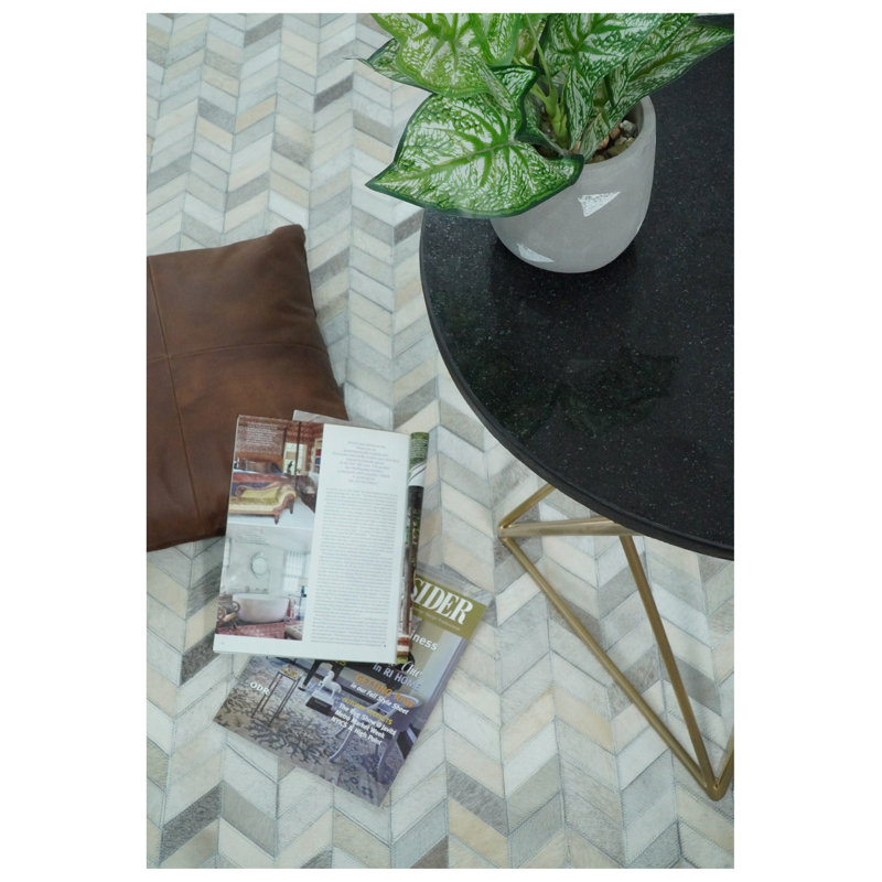 Tapis chevron en cuir véritable ivoire, gris et argent fait à la main Chevron, Rectangle 8 pi x 10 pi