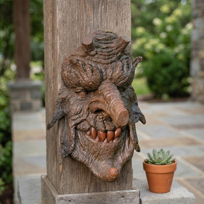 Statue de visages dans les arbres Poison Greenman
