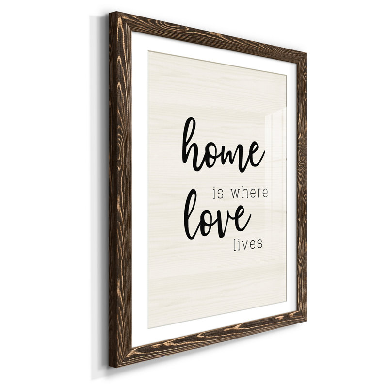 «Love Lives» - Cadre photo, impression d'art textuel sur papier, H 44 po x l 31 po x P 1 po, Cadre noyer