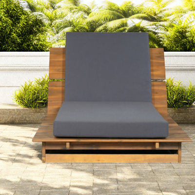 Chaise longue de patio réglable en bois d'acacia moderne près de la piscine