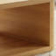 Table basse rectangulaire de couleur miel clair avec un plateau spacieux et un design ouvert.