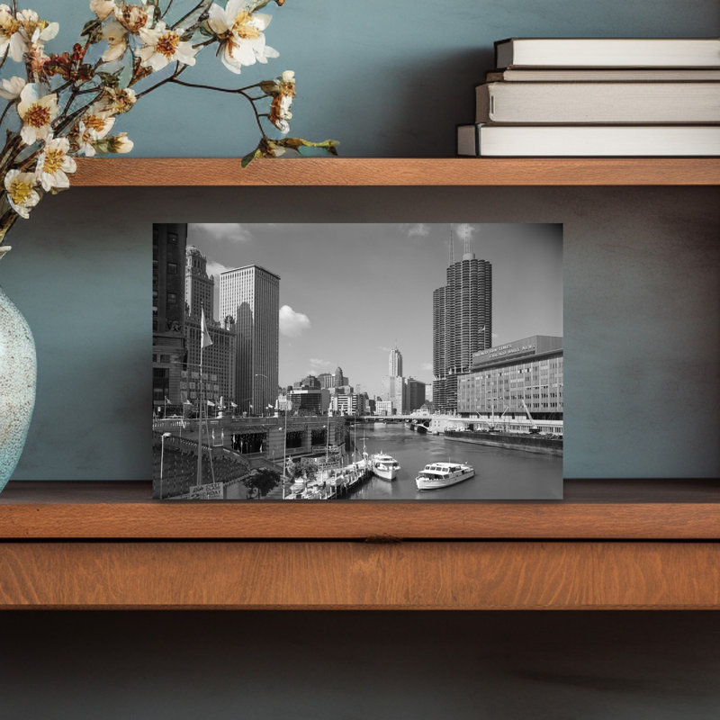 «1960S Chicago River From Michigan Avenue», Sun Times, bâtiment à droite et bateaux dans la rivière, H 12 po x l 18 po