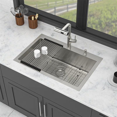 Évier de cuisine encastré en acier inoxydable de 30 pouces avec robinet coulissant et distributeur de savon intégré pour une cuisson efficace, silencieuse et élégante.