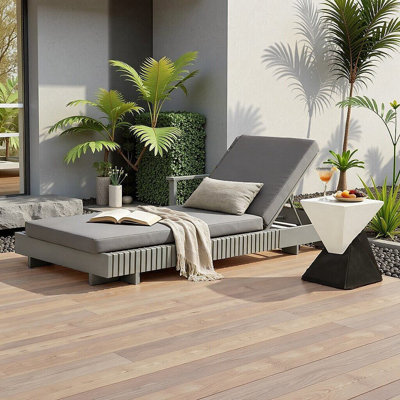 Chaise longue d'extérieur en bois d'acacia massif, chaise longue réglable à 6 positions avec coussin hydrofuge de 4 po d'épaisseur, capacité de poids de 400 lb, profil bas moderne pour le patio et la piscine