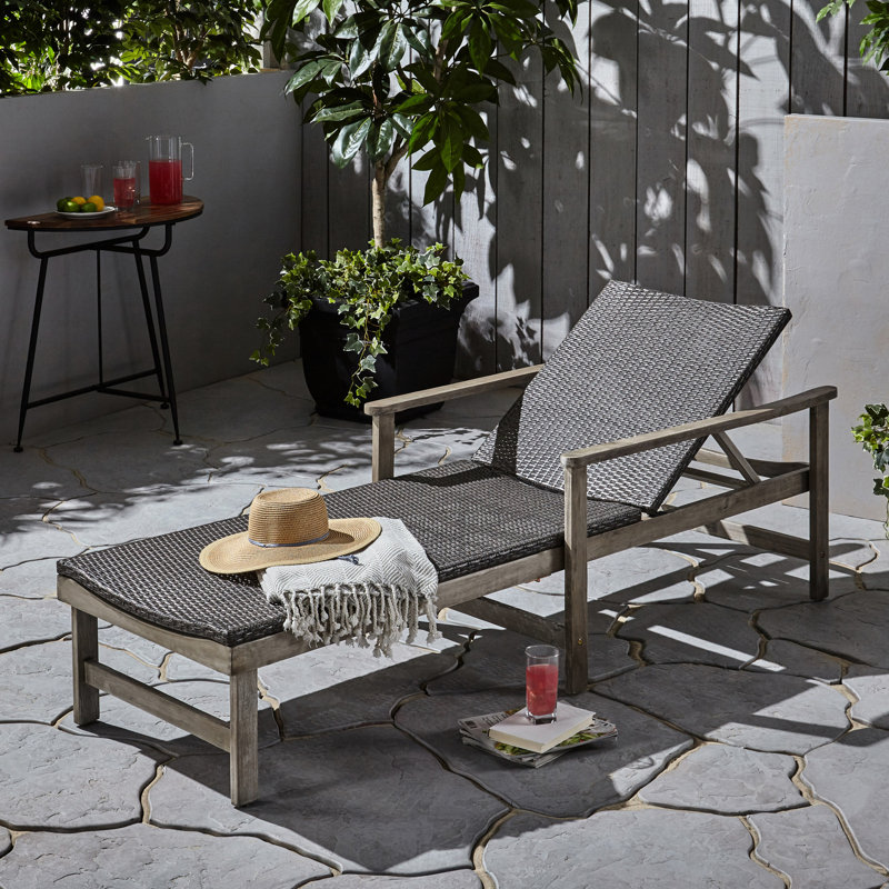 Caractéristique sur la chaise longue en bois réglable - Métal gris et fabrication confortable