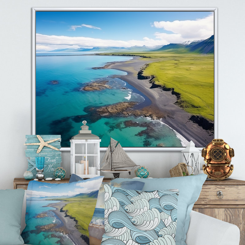 Vue aérienne de la plage en Islande I - plage et océan, art mural, H 12 po x l 20 po x P 1 po, Cadre flottant blanc