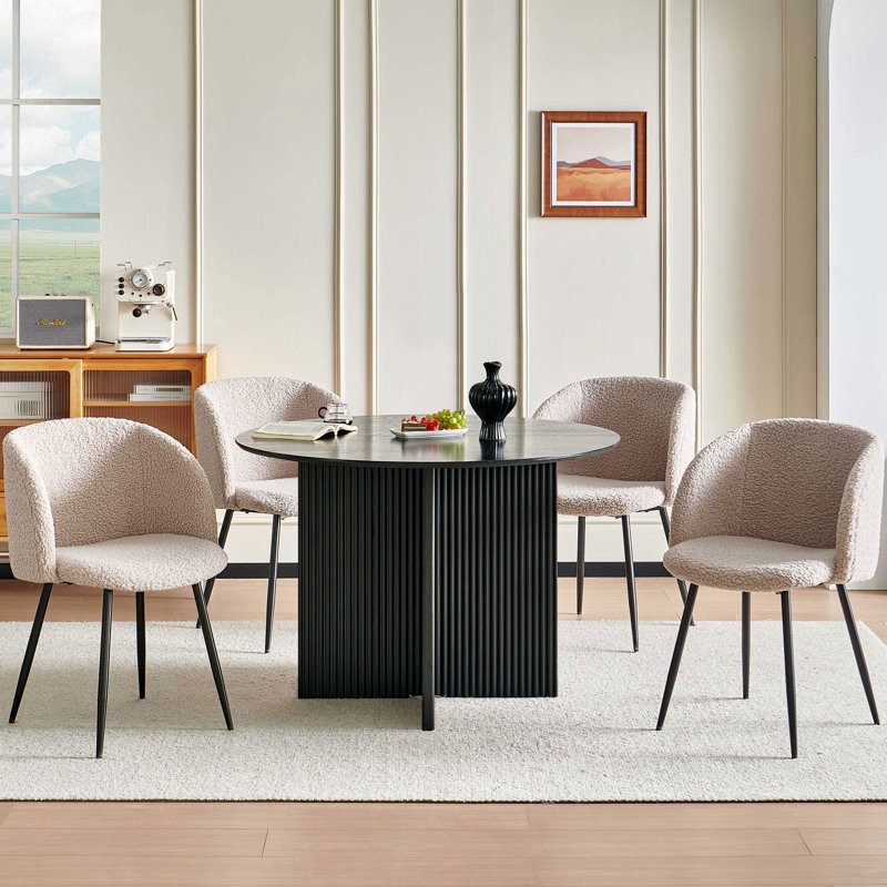 Ensemble de table de salle à manger noire pour chaises de cuisine cannelées rondes de 4 po et 43 po | Sherpa revêtu de tissu d'ameublement, fauteuils demi-tonneau, siège de style Mid-Century moderne, placage de bois et plateau de table en deux parties, base piédestal