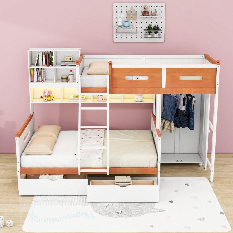 Lit simple superposé au dessus d'un lit double avec garde-robe, tiroirs, tablettes et éclairage DEL