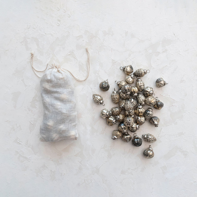 Ornements en verre mercurisé gaufré dans un sac en mousseline antique