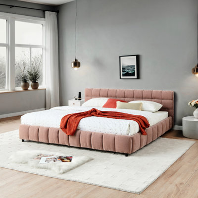 Très grand lit tapissier rose avec tête de lit et tiroir pour une chambre à coucher confortable