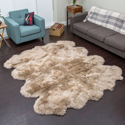 Tapis intérieur/extérieur taupe intérieur/extérieur nouvelle-zélande handwoven en peau mouton Roxanna