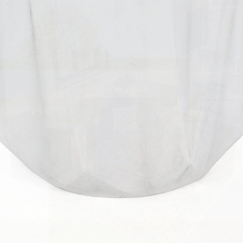 Table d'appoint charmante en forme de sablier avec fabrication durable et design minimaliste pour les espaces extérieurs modernes