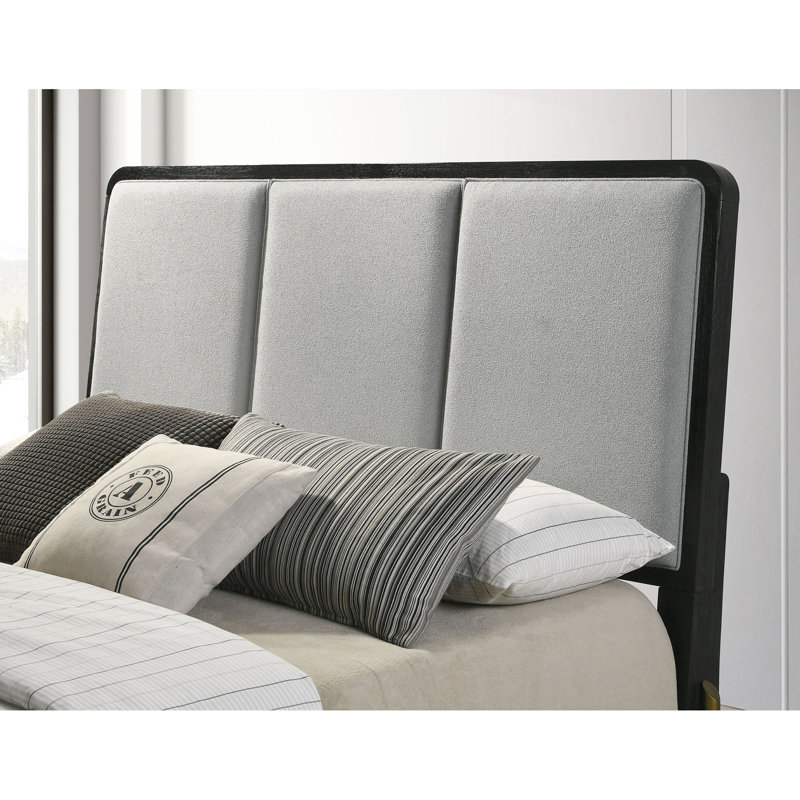 Grand lit Modern Modern Elegance avec des couleurs noires et grises, des pieds en métal, des lattes arrondies pour un cadre de panneau confortable pour la chambre à coucher, un revêtement gris, un support central à pattes dorées discrètes