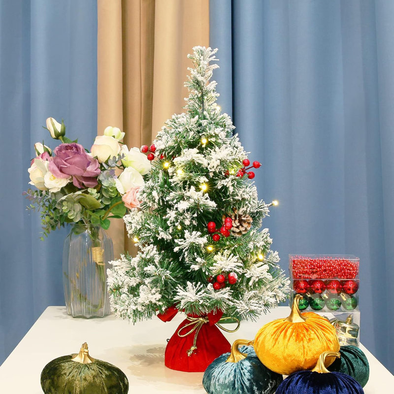 Arbre de Noël enneigé enneigé, mini arbre de Noël artificiel pin, décorations de table d'intérieur avec 30 lumières DEL, base en tissu rouge et pommes de pin