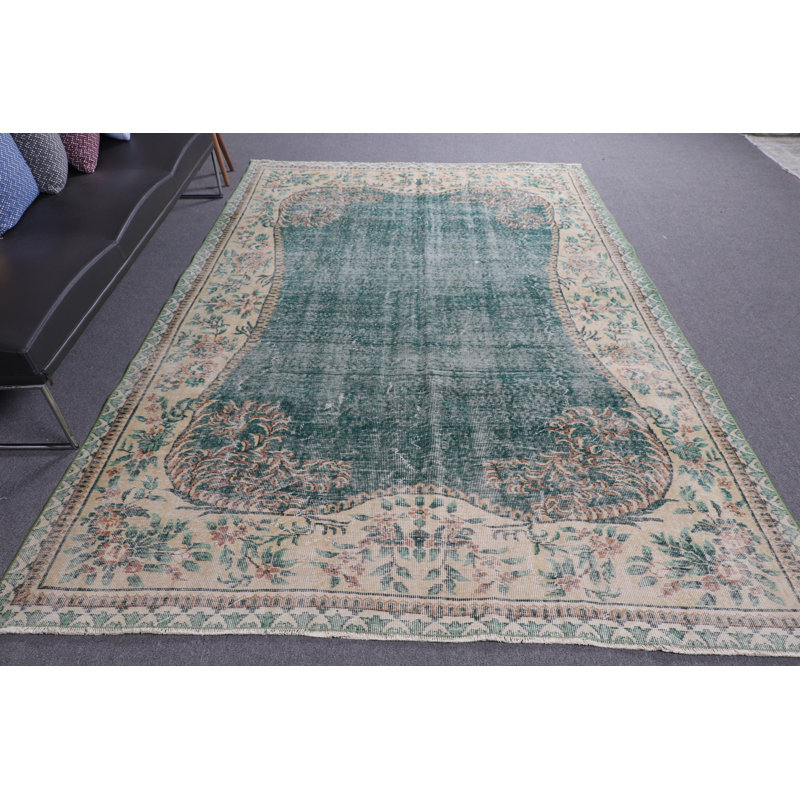 L'élégance classique rencontre un design unique avec ce tapis à motif floral vert turc rétro parfait pour la décoration intérieure
