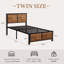 Ensemble de chambre à coucher 3 pièces Laurea, cadre de lit industriel avec 2 tables de chevet, lit plateforme en métal avec tête et pied de lit en bois, ensemble de mobilier de chambre de ferme avec tables de bout rechargeables, 2 prises CA et 2 ports USB, aucun sommier nécessaire-363749666-363749654
