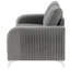 Velours gris avec coussins confortables et repose-pieds en métal offrant des pieds luxueux et confortables