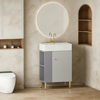 Meuble-lavabo contemporain de 21,6 po de couleur grise avec lavabo en céramique, porte à fermeture en douceur, rangement spacieux, construction imperméable, détails en cuivre brossé à motif ondulé et évier à rayures, bois