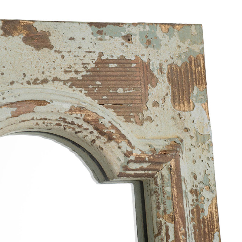 Grand miroir de plancher arqué avec cadre en bois blanc vieilli, parfait pour les intérieurs rustiques et traditionnels, et pour rehausser l'espace.