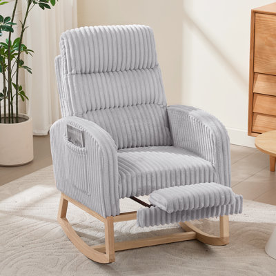Fauteuil à bascule pour chambre d'enfant avec repose-pieds et dossier haut, siège rembourré, structure en bois robuste, poche de rangement latérale pour salon ou chambre à coucher
