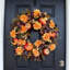 Couronne de soie BlazingDahlia, citrouille, gourde avec feuilles bourgogne et baies-893669776