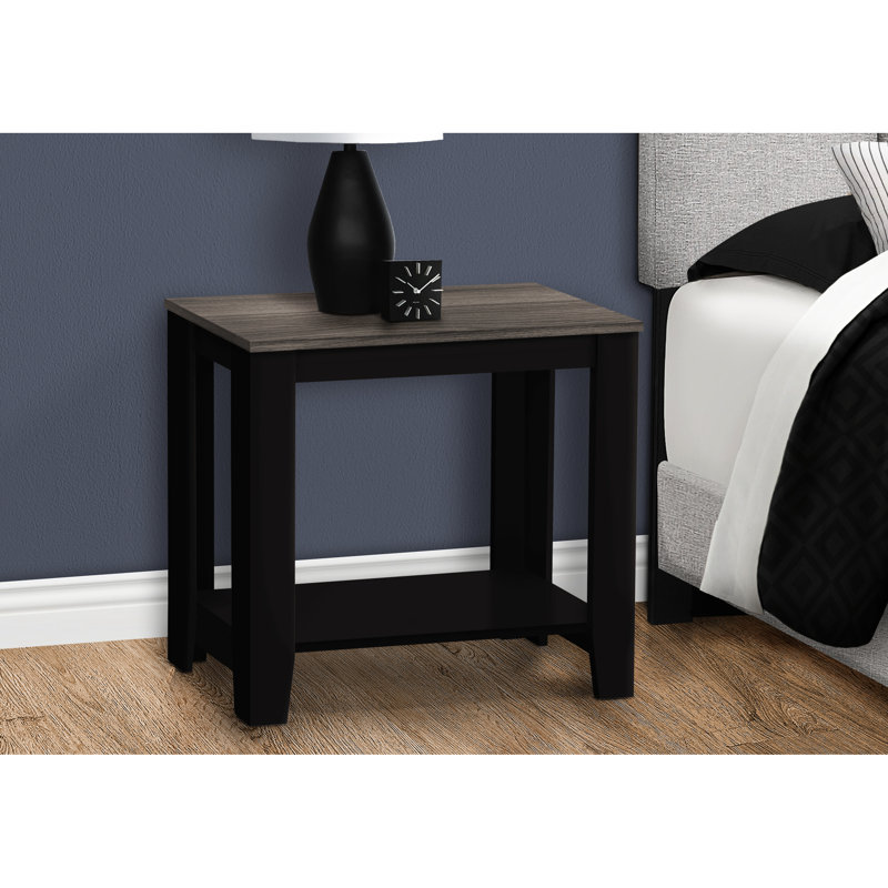 Table d'appoint transitionnelle avec finition en bois gris tendance et noir, pouvant être utilisée comme table de chevet, bout en stratifié d'une profondeur de 24,07 pouces pour diverses pièces, forme rectangulaire, tablettes à deux niveaux, longueur