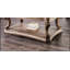 Table basse de style traditionnel avec pieds sculptés en volutes et tablette inférieure ouverte, finition chêne pour salons élégants