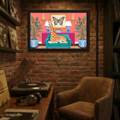 Animaux, girafe sur un canapé avec art papillon et plantes
