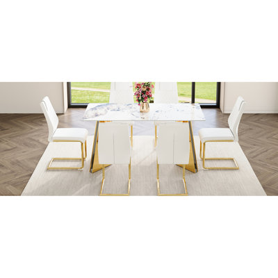 Table de salle à manger et chaise Classy: plateau en pierre frittée de 63 po x 31,5 po x 30 po, pieds en acier inoxydable doré, 6 sièges en polyuréthane à la mode haute pierre, chaises avec support en arche