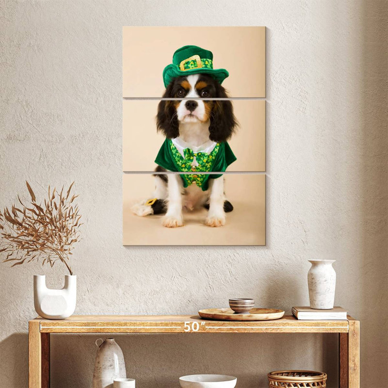 Chien Brampt en costume de lutin, H 38 po x l 24 po