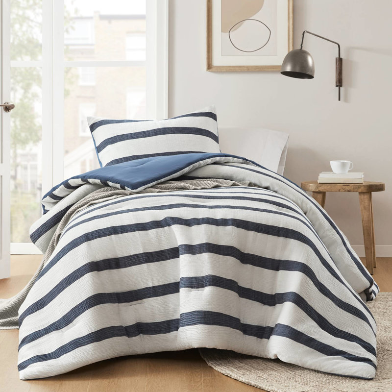 2 édredons rayés bleu / simple TG, offrant tout le confort et un style côtier contemporain avec rayures, texture douce, rembourrage pour un sommeil douillet